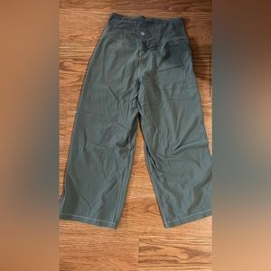 Align wide leg leggings 19” GUC. Sage color